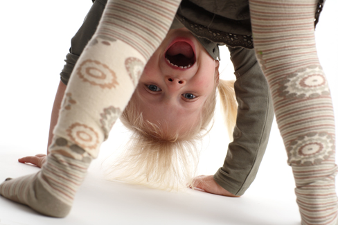 Strumpfhosen für Kinder sollten dem Bewegungsdrang und der noch größeren Gelenkigkeit unbedingt standhalten können.