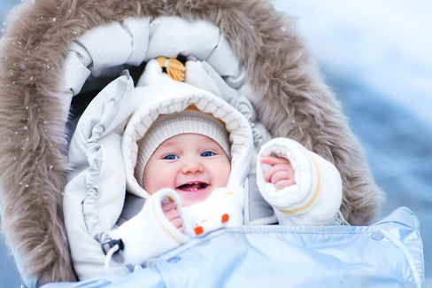 Warm eingepackt kann es mit dem Baby raus in den Schnee gehen.