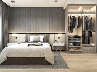 Ein Kleiderschrank steht in einem Schlafzimmer.