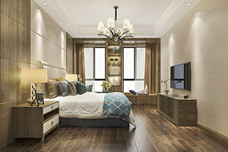 Ein Schlafzimmer mit einem großen Bett aus Holz, einem Holzfußboden und hölzernen Kommoden – darüber eine hängende Schlafzimmerlampe in From eines Leuchters.