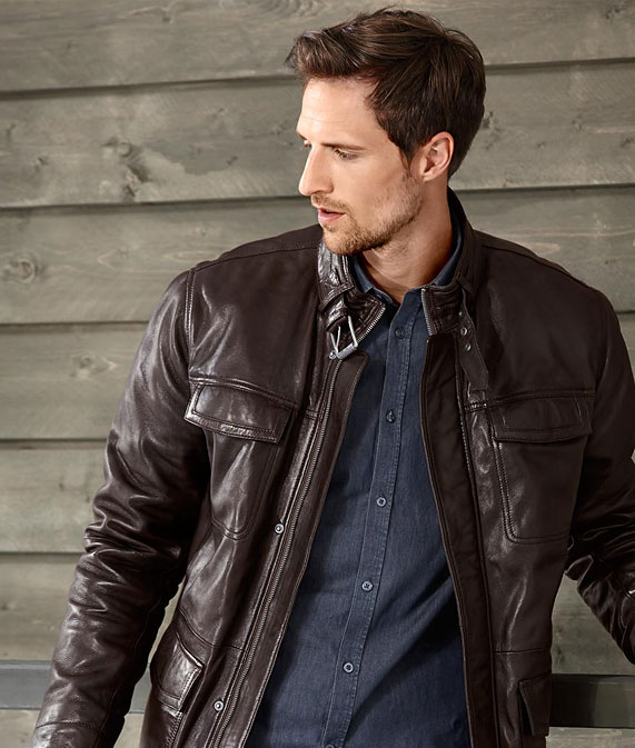Ein Mann trägt eine braune Lederjacke von Tchibo
