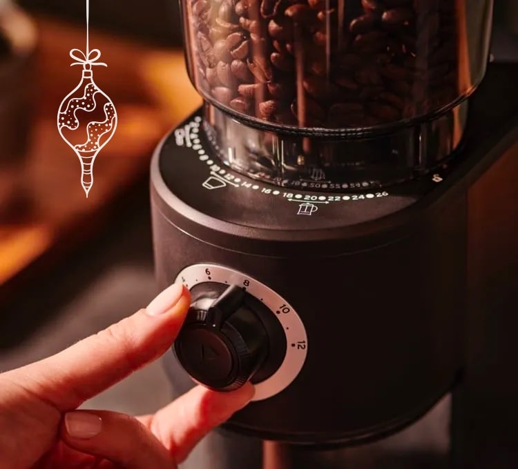 Elektrische und manuelle Kaffeemühen von Tchibo auf einer Küchentheke