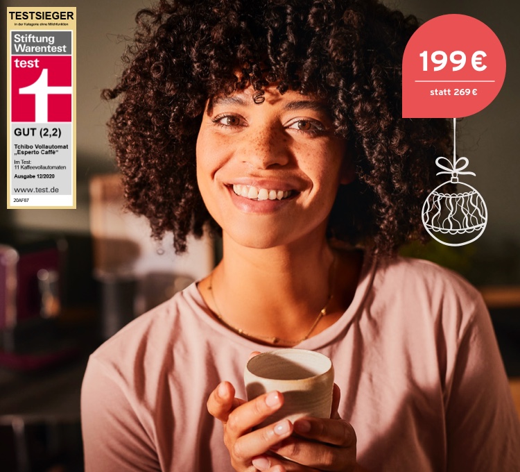 Stimmungsvolles Bild einer in die Kamera lachenden Frau, die sich über ihren Kaffee aus dem Esperto Caffè freut.