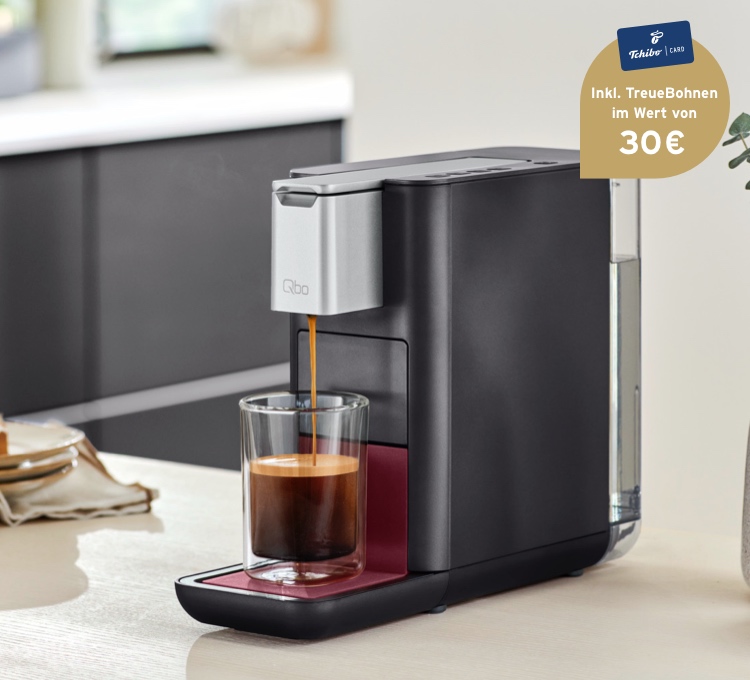 Mann hält ein Glas Caffè Crema in der Hand
