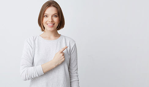 Ein Langarmshirt mit rundem Ausschnitt lässt schmale Schultern breiter erscheinen.