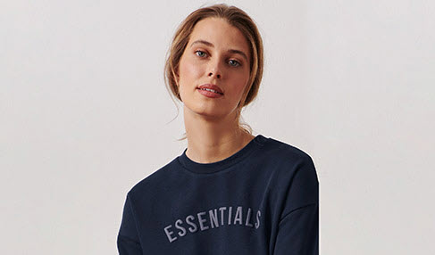 Einfarbige und schlichte Tchibo Essentials Pullover und Strickjacken halten Sie an kühlen Tagen warm und lassen sich vielseitig kombinieren. Gerade in der Übergangszeit im Frühjahr und Herbst sind Strickjacken die ideale Wahl, wenn die Temperaturen morgens, tagsüber und abends stark variieren und Sie für alle Fälle gerüstet sein müssen. Mit dem Lagenlook sind Sie sowohl in Ihrer Freizeit als auch am Arbeitsplatz immer gut gekleidet unterwegs. Wenn die Tage kürzer und dunkler werden und die Temperaturen spürbar sinken, sorgen Pullover für die nötige Wärme. Die eleganten Schnitte der Tchibo Essentials sehen nicht nur gut aus. Hochwertige Stoffe aus natürlichen Materialien sorgen für den nötigen Kuschelfaktor und halten Sie auch bei niedrigen Temperaturen wohlig warm.