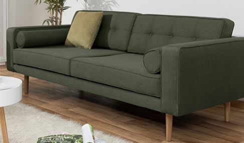 Platz für die ganze Familie: Auf dem dunkelgrünen Sofa mit Sitzpolstern ist genug Platz für die ganze Familie.