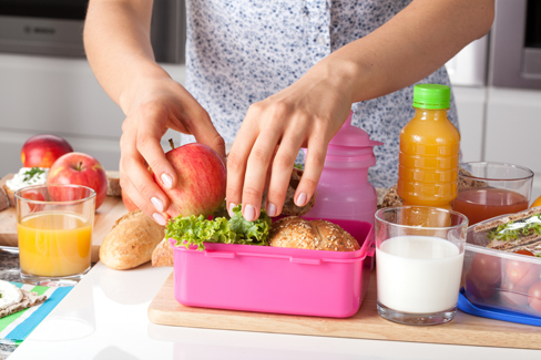 Packen Sie für längere Zugfahrten oder einem Schulausflug gesunde Snacks in die Brotzeitdose Ihres Kindes.