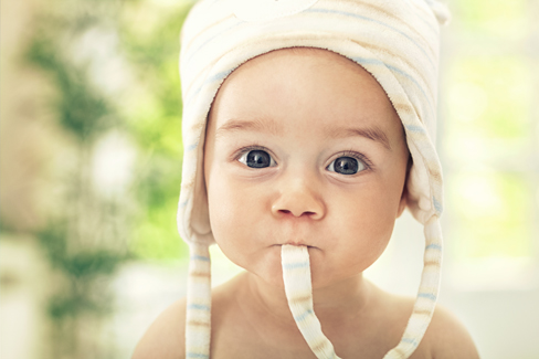 Leichte Fleece-Mütze mit angenähten Schnüren für Babies.