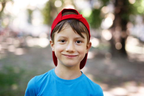 Lässige Kinder-Caps für den Sommer schützen vor direktem Sonnenlicht und Überhitzung.
