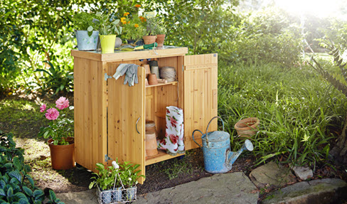 Gartenschrank mit Dekoration