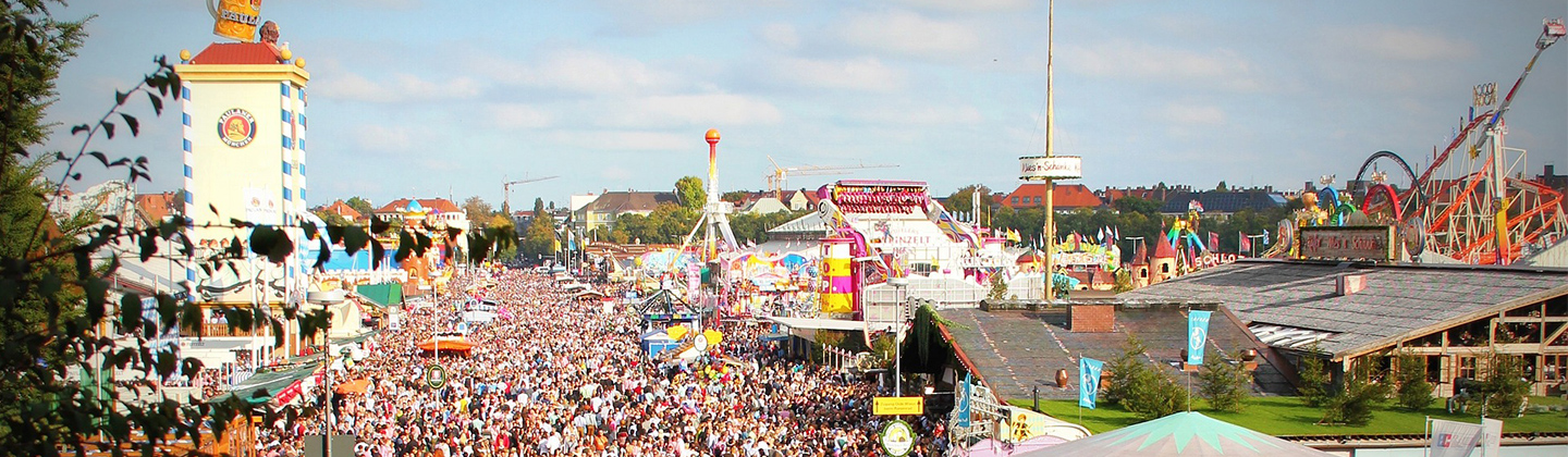 Panoramaaufnahme des Oktoberfests