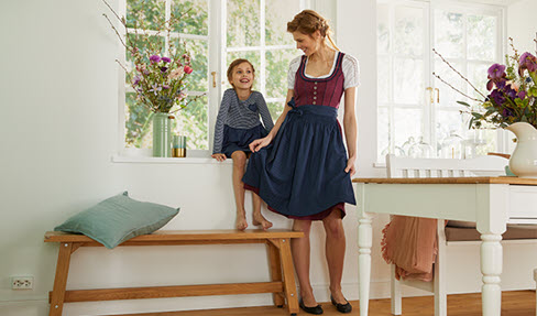 Mädchen und Frau in Oktoberfestkleid/Dirndl