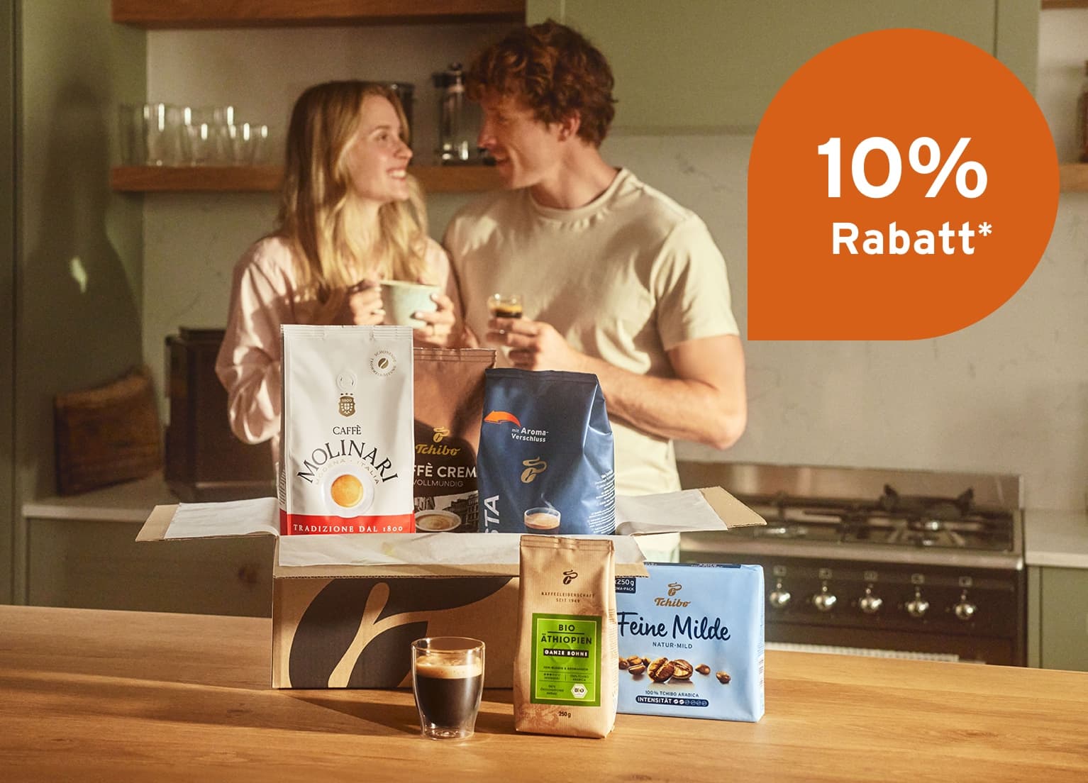 Frau packt Kaffee-Abo Lieferung aus