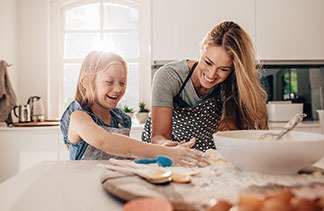 Mutter und Tochter backen.