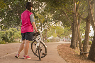 Auch beim Fahrradfahren ist die Wahl des richtigen Sportoutfits entscheidend.