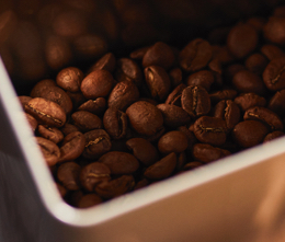 Blick von oben in eine Dose voll Kaffeebohnen