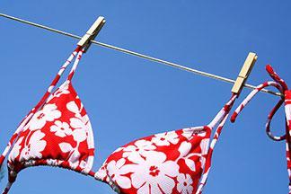 Ein Bikini hängt an der Wäscheleine.