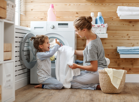 Achten Sie beim Waschen von Babykleidung immer auf die Pflegeanweisungen im Etikett des Herstellers.