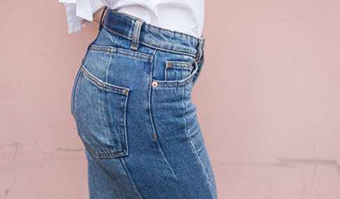 High-Waist-Jeans liegen voll im Trend und betonen die Körpermitte.