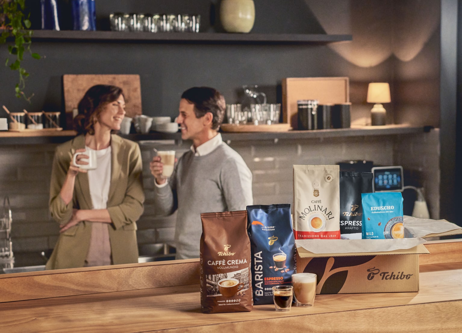 Mann und Frau trinken Kaffee in einer Küche