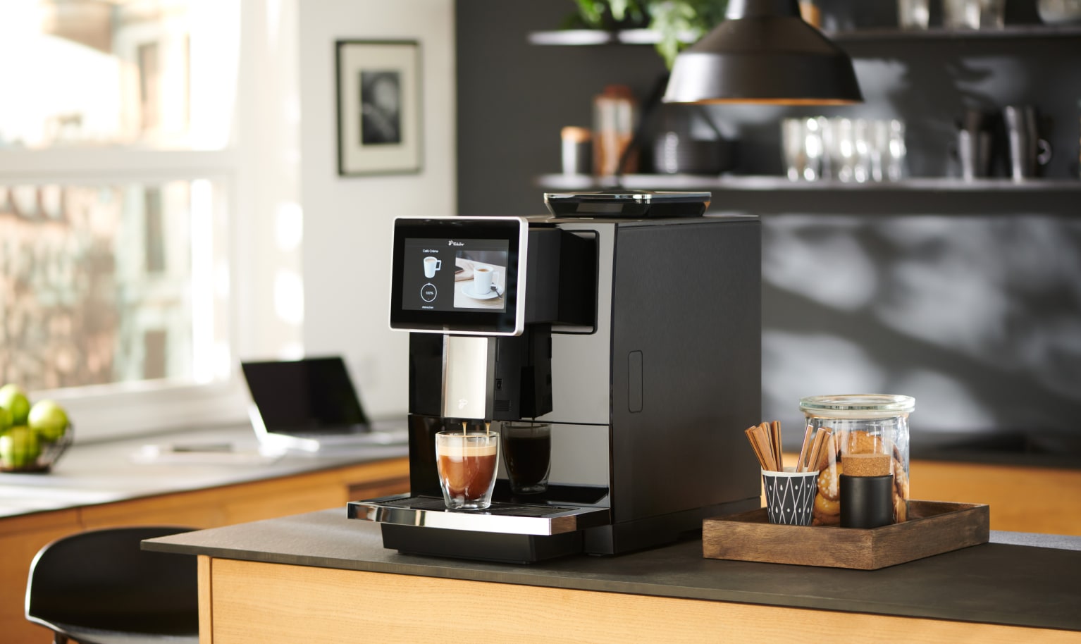 Kaffeevollautomat Tchibo Office auf einem Küchentresen