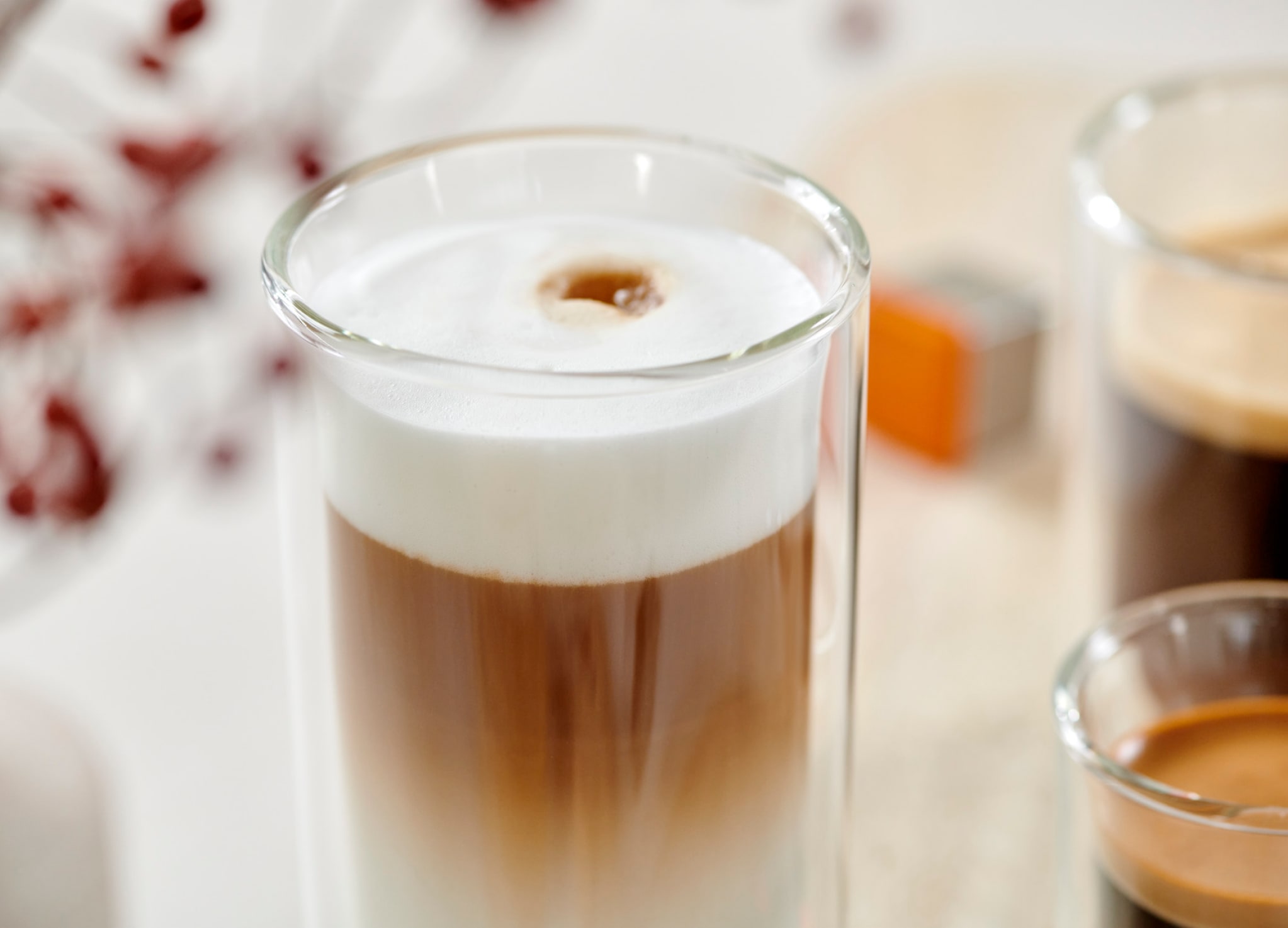 Latte Macchiato steht auf einem Tisch