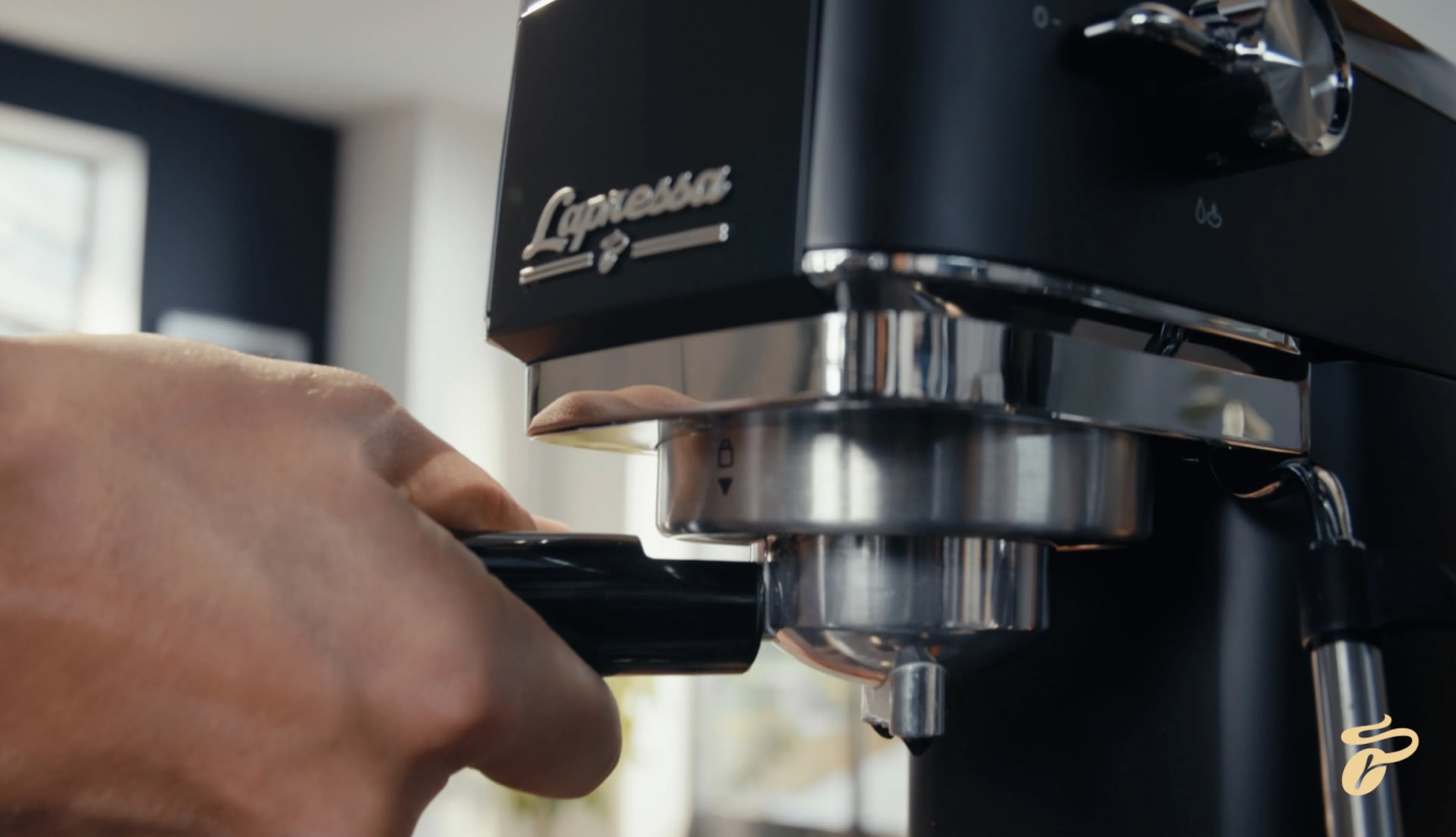 Espresso wird mit der Lapressa zubereitet