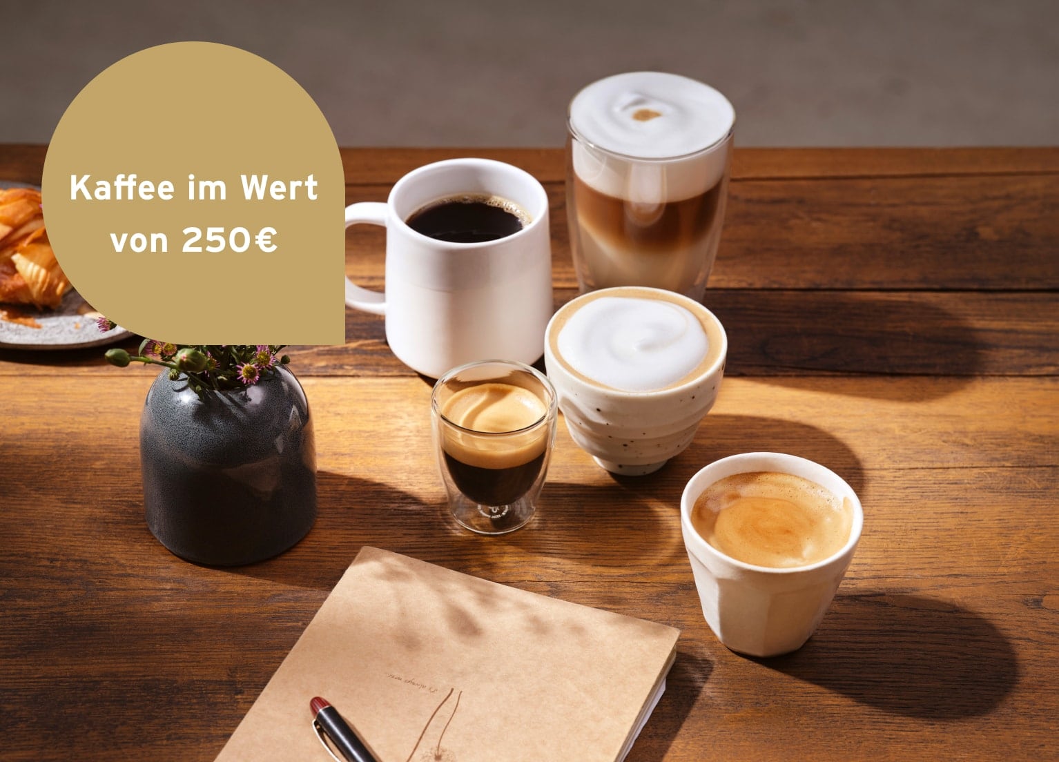 Bild eines Angestellten in einer Kaffeeröstere, der in einem schönen Ambiente Kaffeebohnen abfüllt.