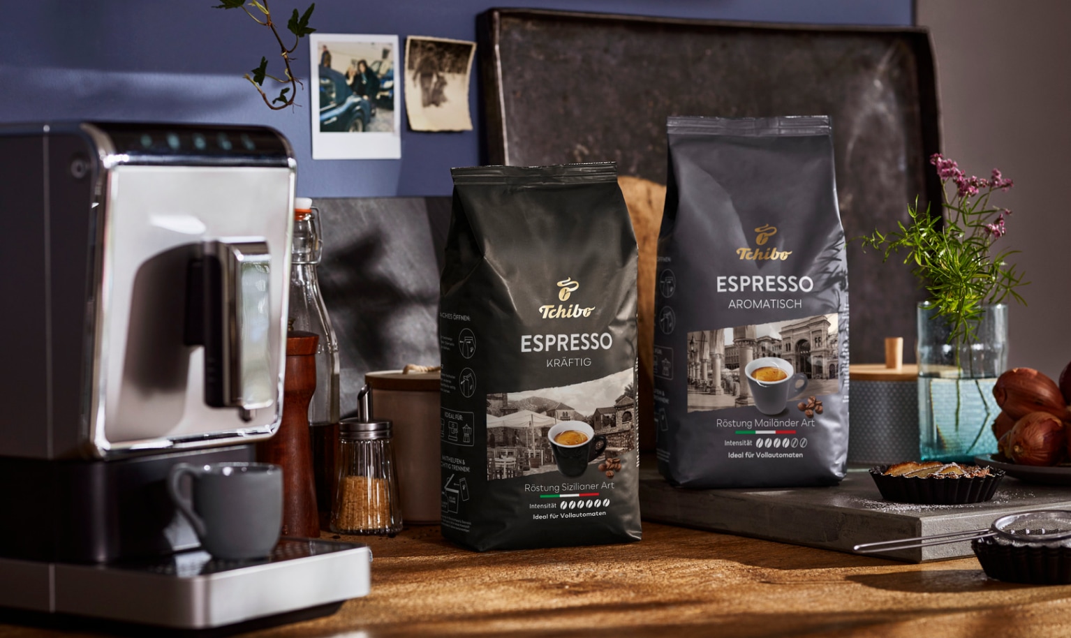 Verschiedene Tchibo Espresso-Sorten und ein Esperto-Vollautomat stehen auf einem Küchentresen