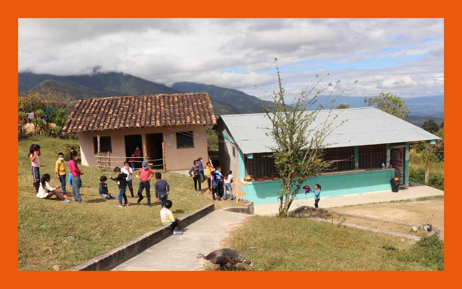 Mehrere Menschen stehen vor einer Kita in Honduras