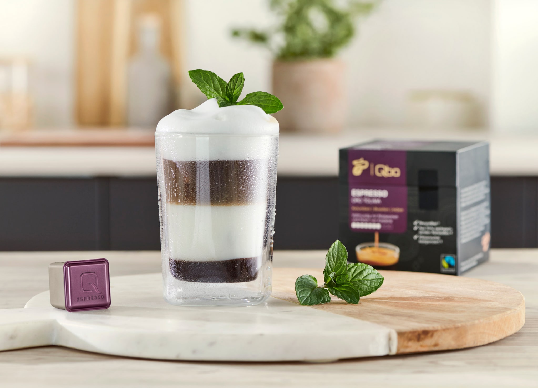 After Eight Kaffee mit Qbo Kapsel-Packung steht auf Tisch