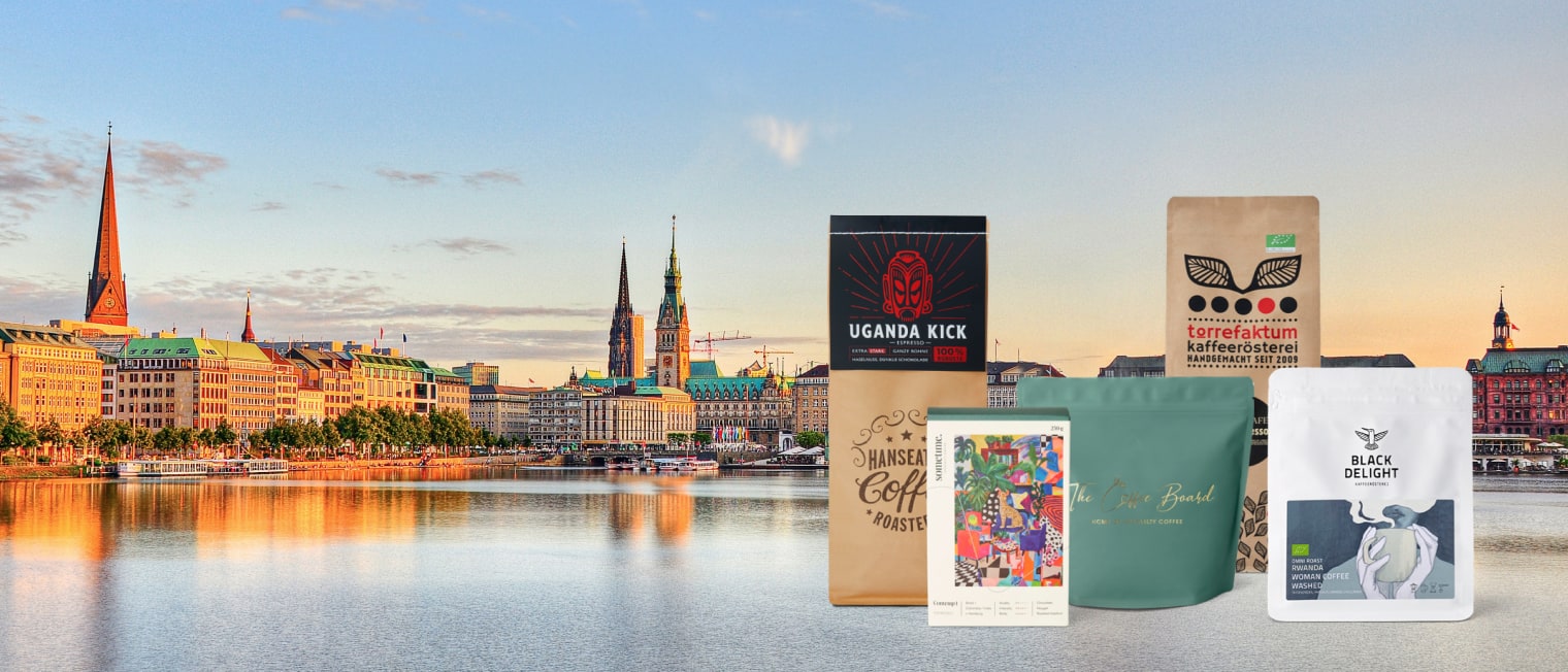 Verschiedene Specialty Coffee-Sorten stehen vor einem Panorama der Hamburger Innenalster.