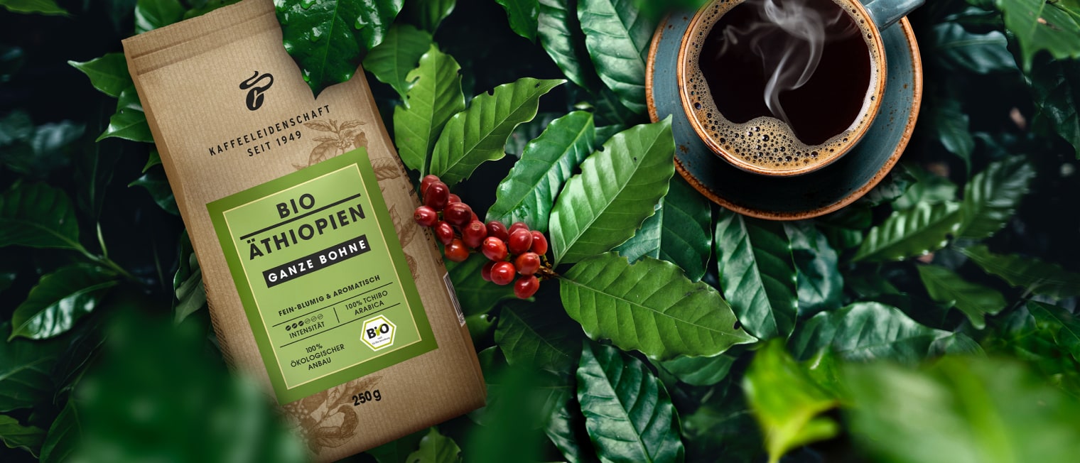 Bio Kaffee liegt auf Blättern','Enter picture alt'}