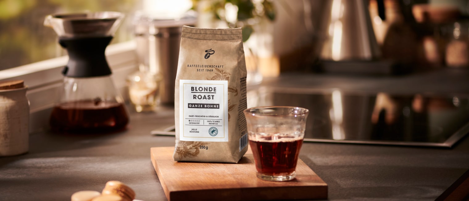 Zwei Packungen Blonde Roast stehen auf einem Tresen','Enter picture alt'}