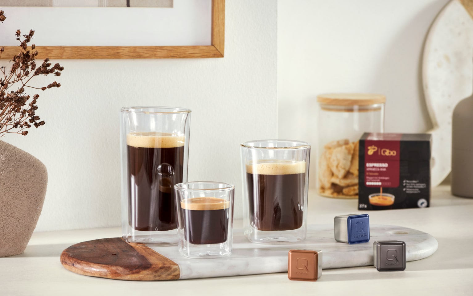 Drei Gläser Kaffee mit Qbo Kaseln auf Tisch