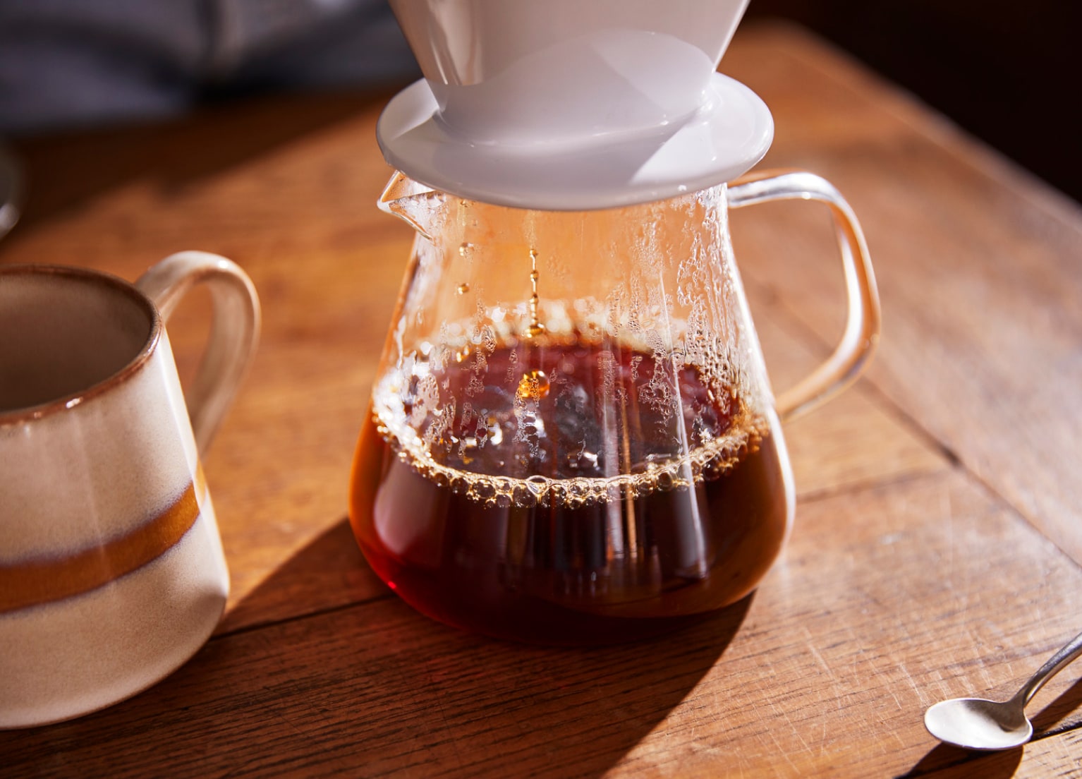 Handfilterkanne mit Kaffee darin