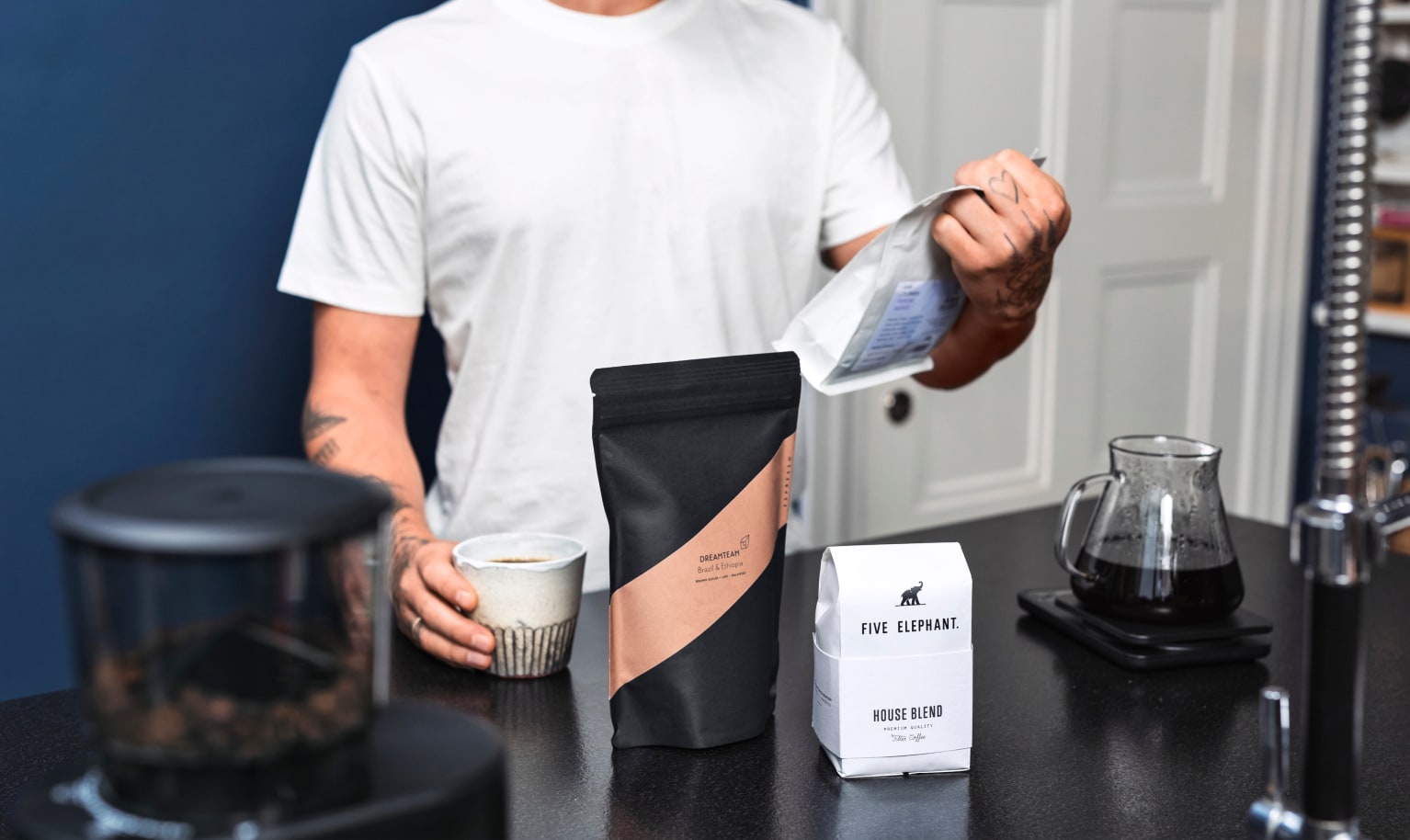 Jemand hält eine Packung Specialty Coffee in den Händen