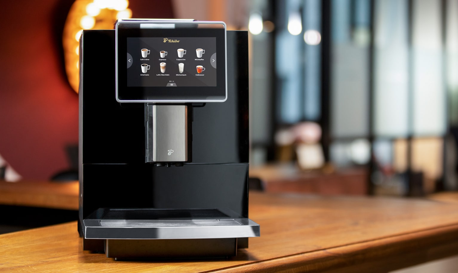 Kaffeevollautomat Tchibo Office auf einem Küchentresen