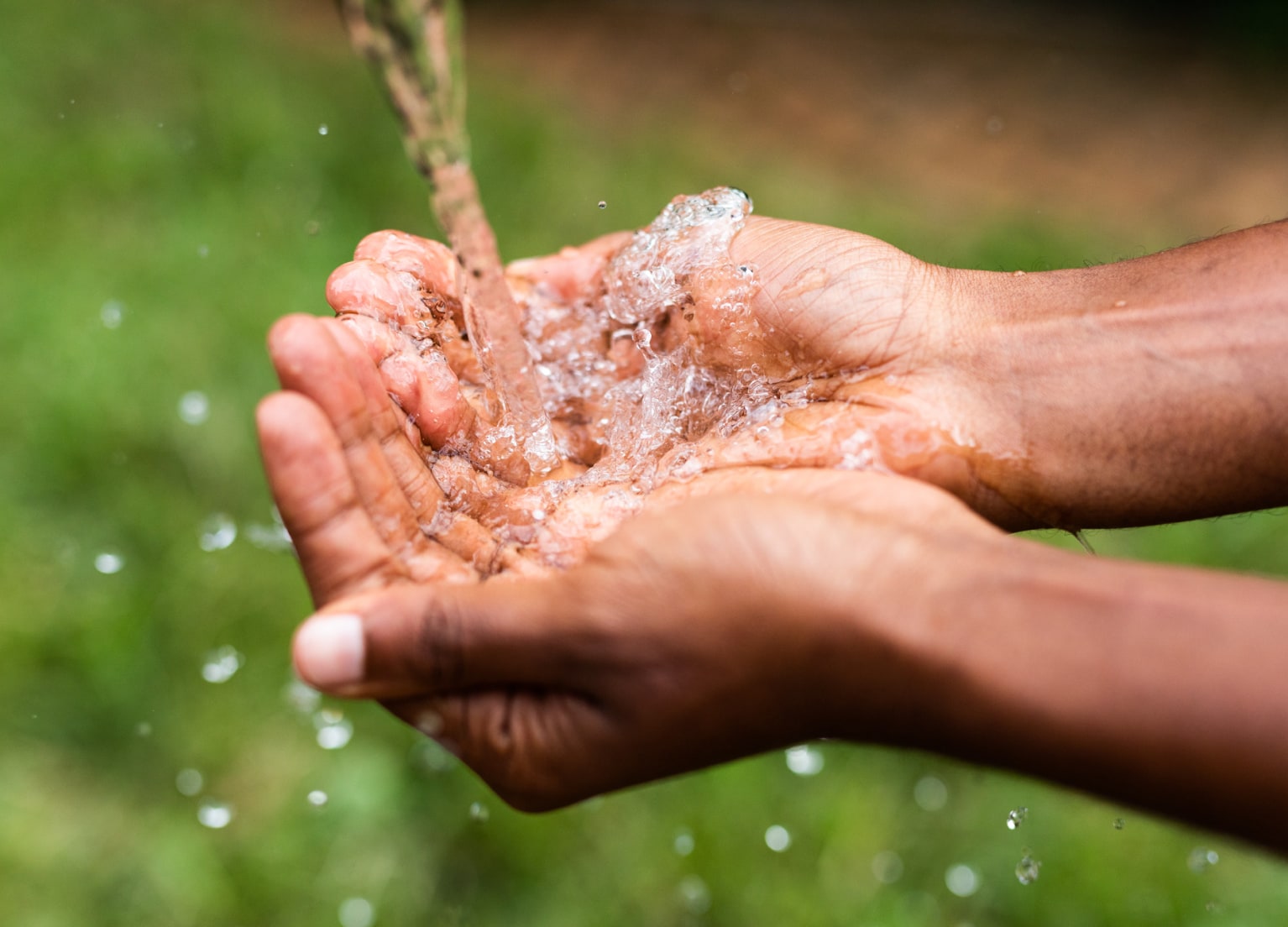 Wasser wird in Händen aufgefangen
