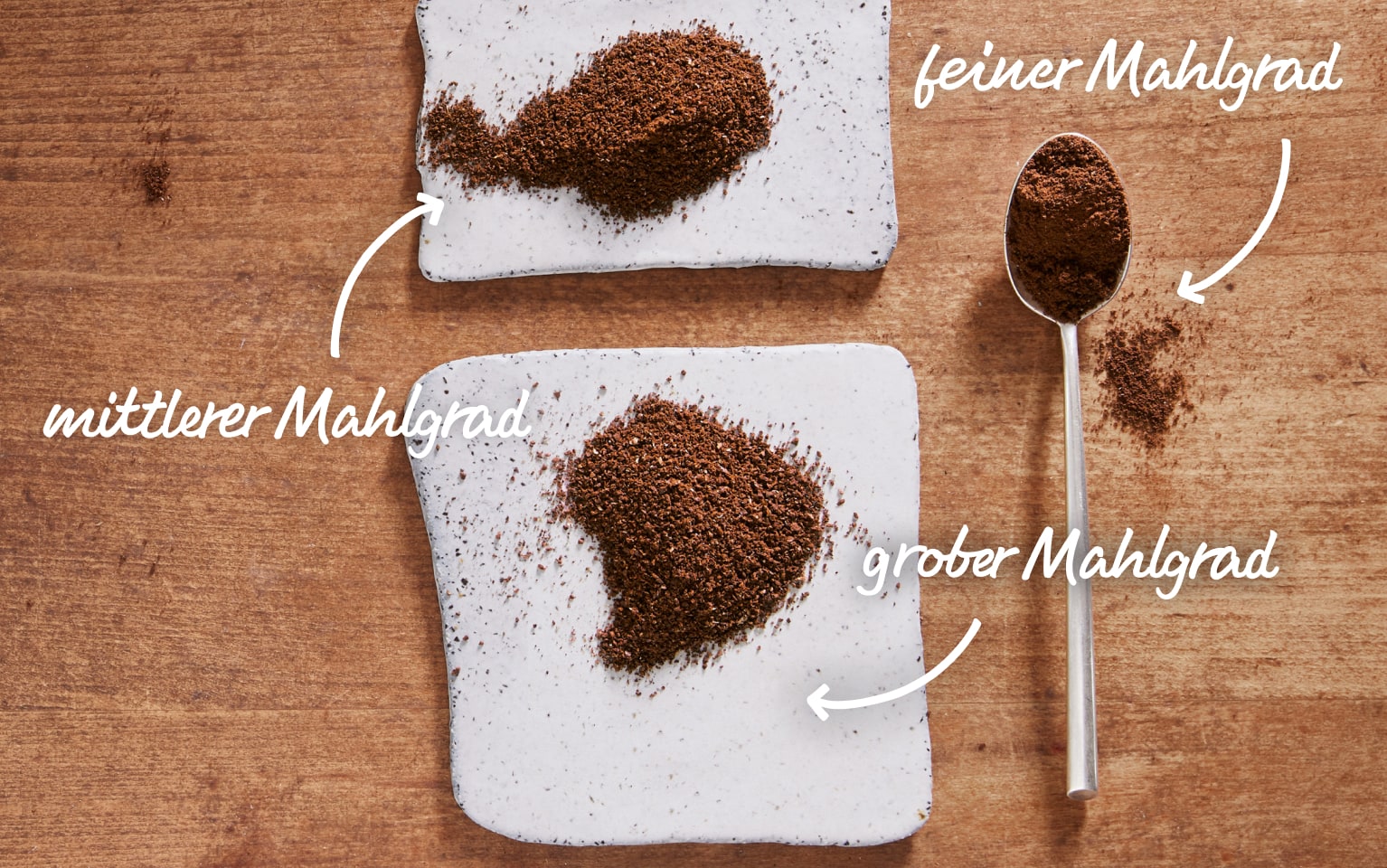 Gemahlener Kaffee mit Teelöffel rechts