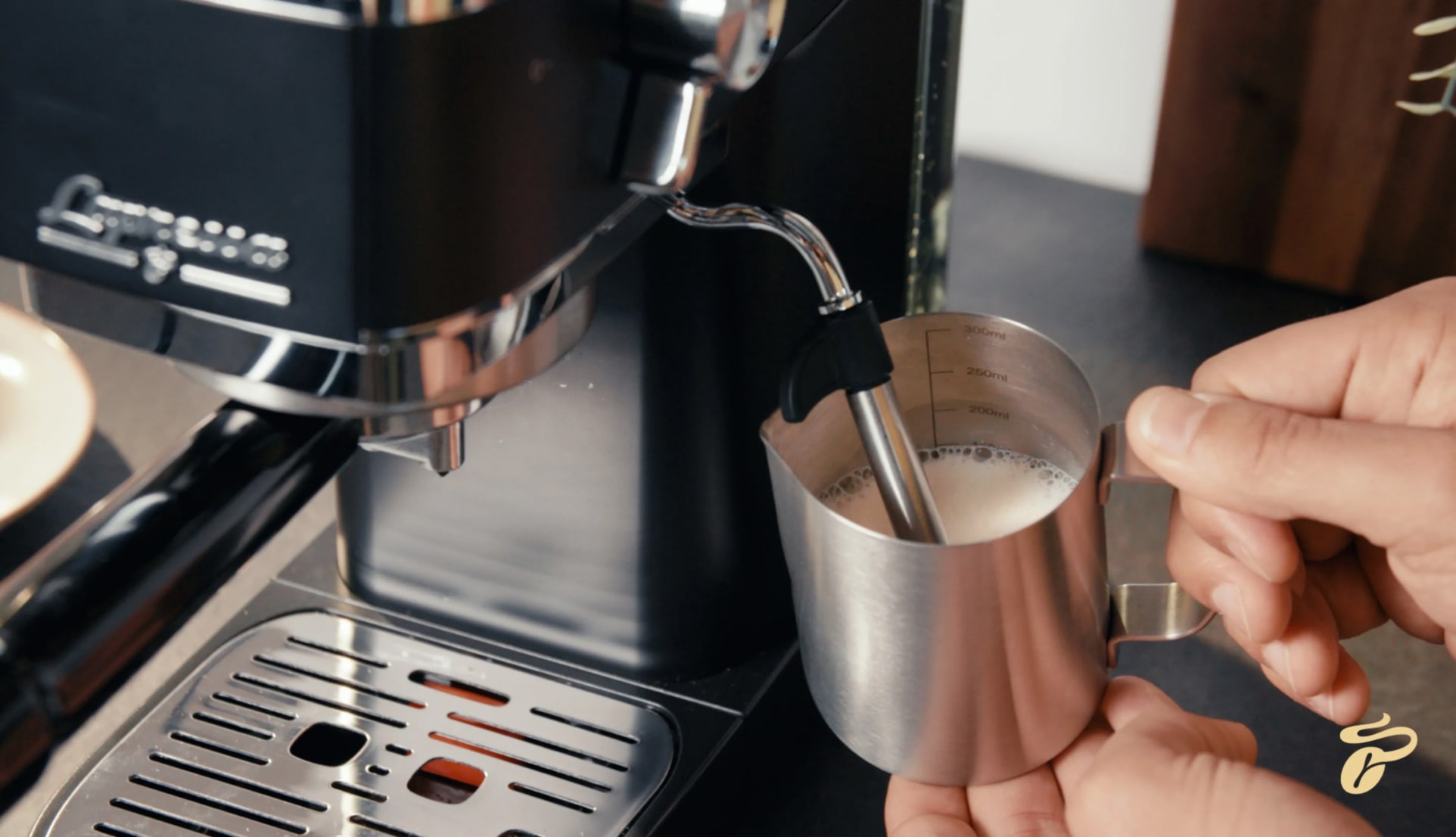 Milchschaum wird mit der lapressa zubereitet