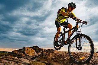 Ein Mann fährt mit seinem Crossrad durch die Natur