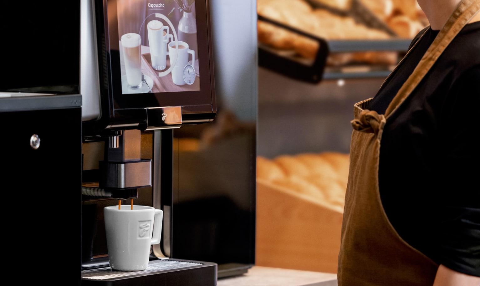 Kaffee läuft aus Kaffeevollautomaten