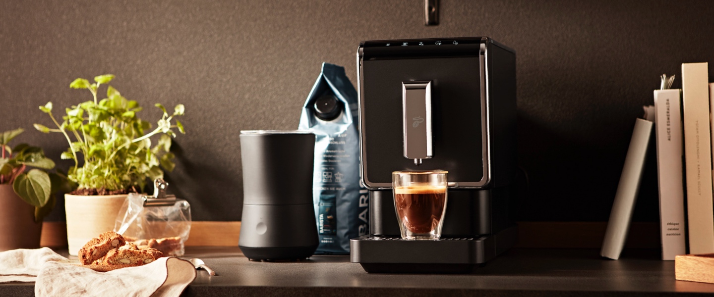 Der neue Esperto Pro mit One Touch Milk System in Anthrazit und einer frisch aufgebrühten Milchspezialität