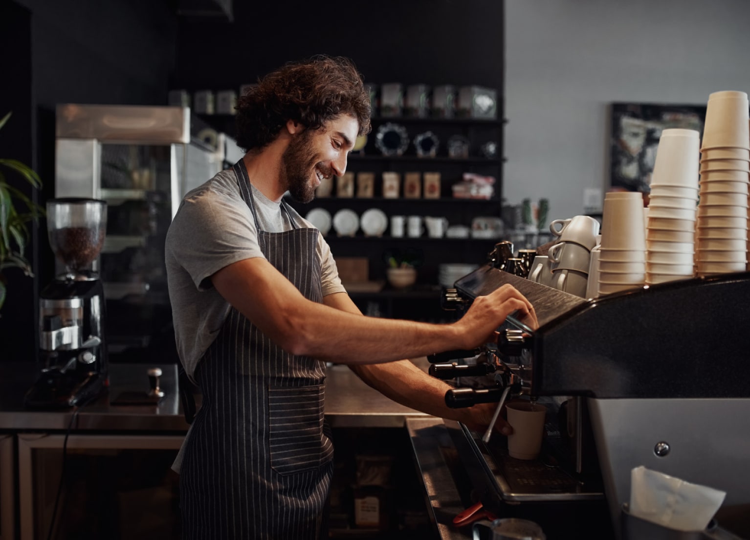 Barista zieht Kaffee aus Gastro-Kaffeemaschine