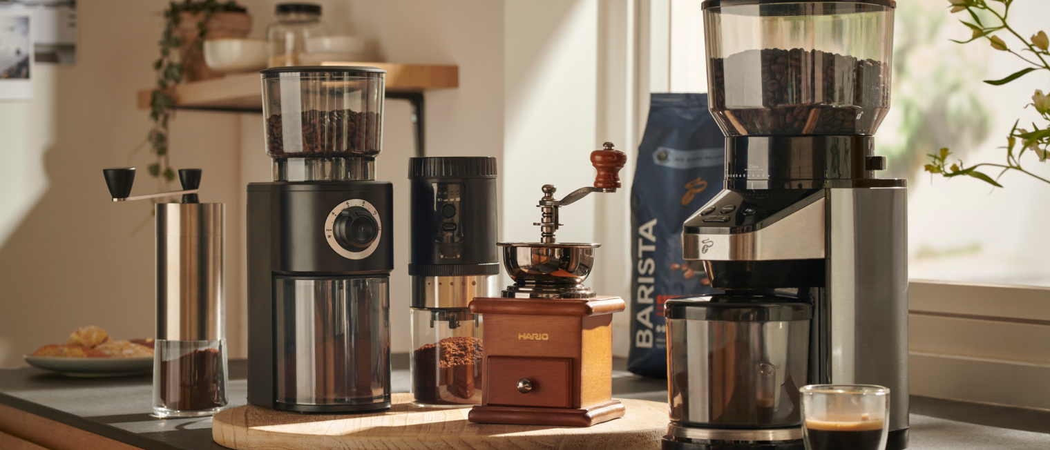 Verschiedene Kaffeemühlen auf Küchenablage','Enter picture alt'}