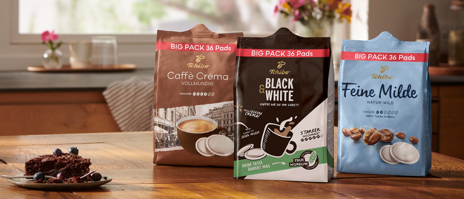 Black&white, feine milde, café crema auf Tisch