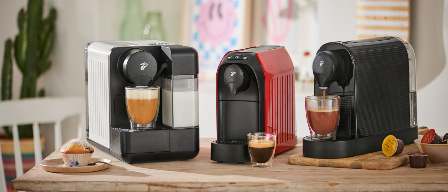 Die Cafissimo Kaffeemaschinen stehen auf einer Küchenzeile
