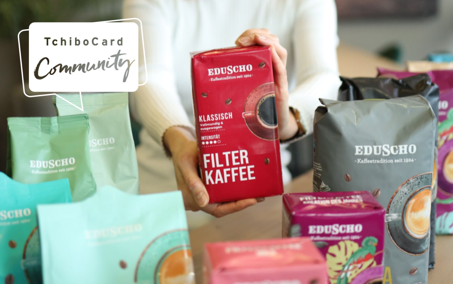 Eine Frau hält eine Kaffeepackung in der Küche in die Luft.